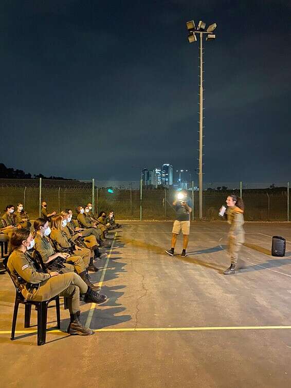 סטנדאפ אחרי הדרכה // צילום: באדיבות מאי סייג